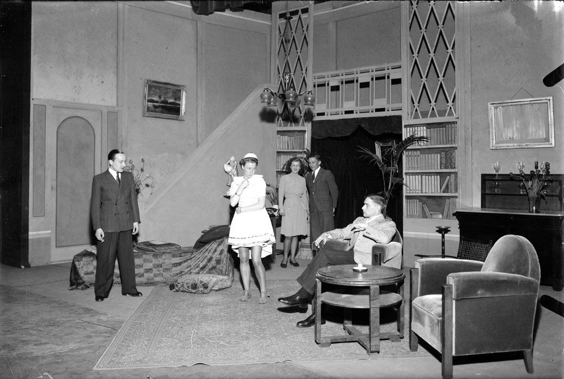 Schouwburg Casino Grasso's Machinefabrieken N.V. Grasso's toneelvereniging "Door Eigen Kracht". Scène uit het toneelspel "Najaars- stormen" 18 mei 1944