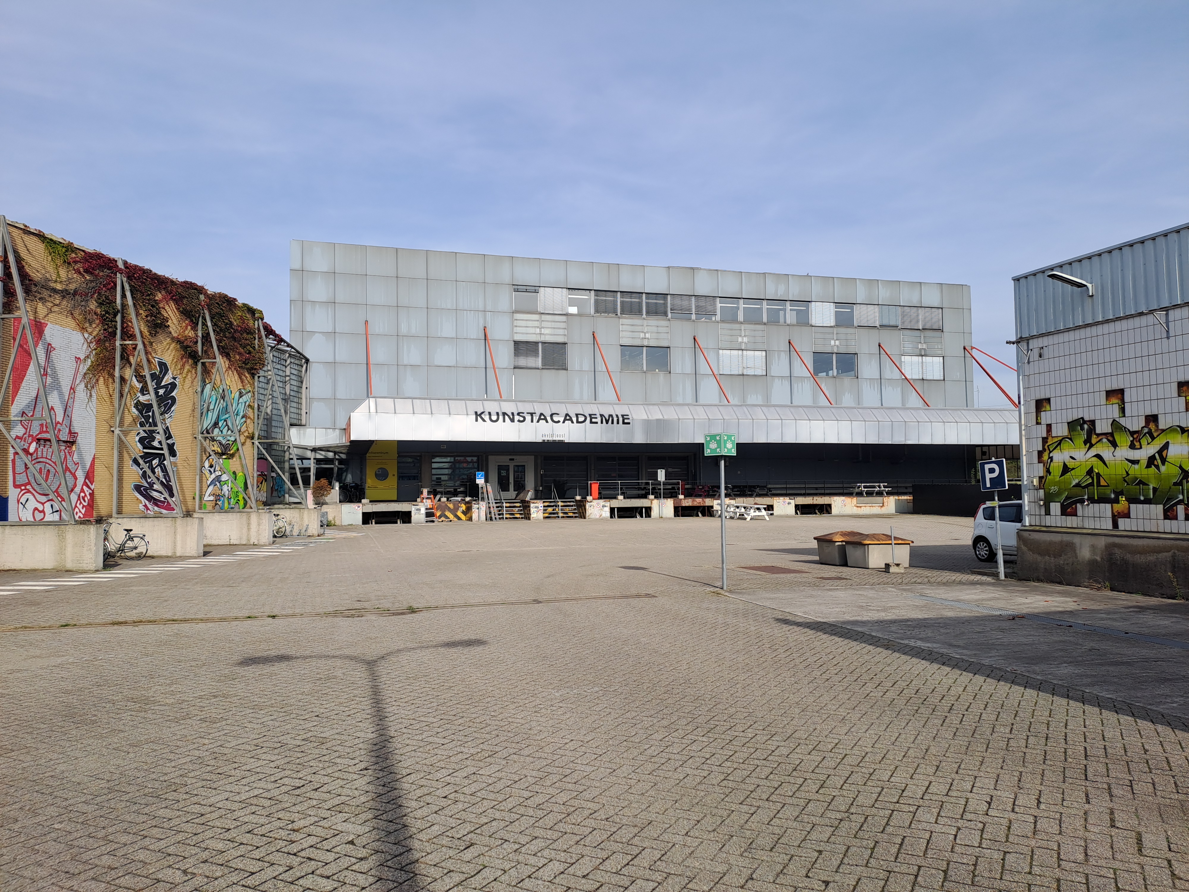 Kunstacademie Sint Joost in voormalige PTT gebouw