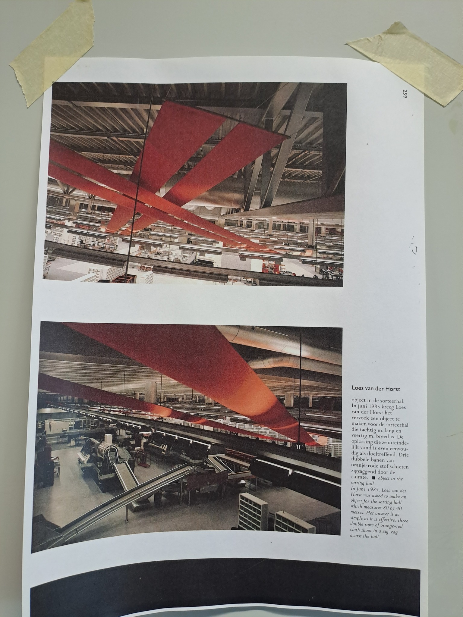 Ik zag tijdens mijn wandeling door de kunstacademie dit printje opgeplakt over kunstenaar Loes van der Horst die maakte in opdracht van de PTT in 1987 een object voor de sorteerhal te maken, drie dubbele oranje/rode banen stof 80 m. lang en 40 m. breed