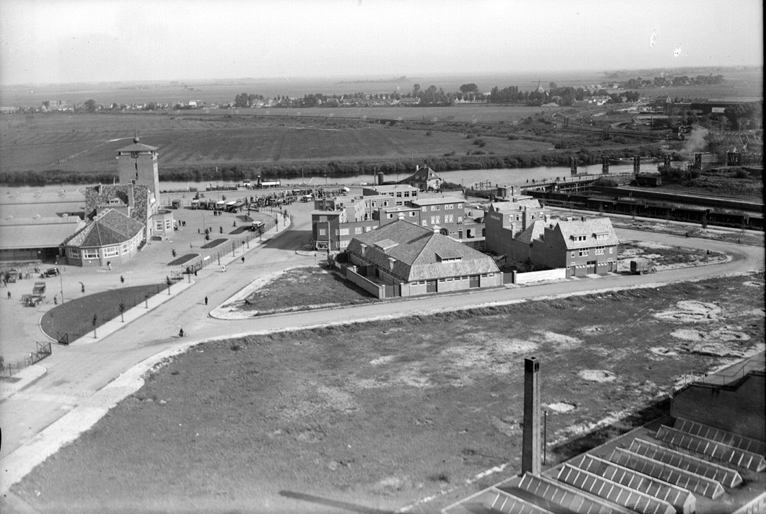 Foto uit Erfgoed s-Hertogenbosch door fotopersbureau Het Zuiden van het Veemarktkwartier in 1932. Links zie je de veemarkt.
