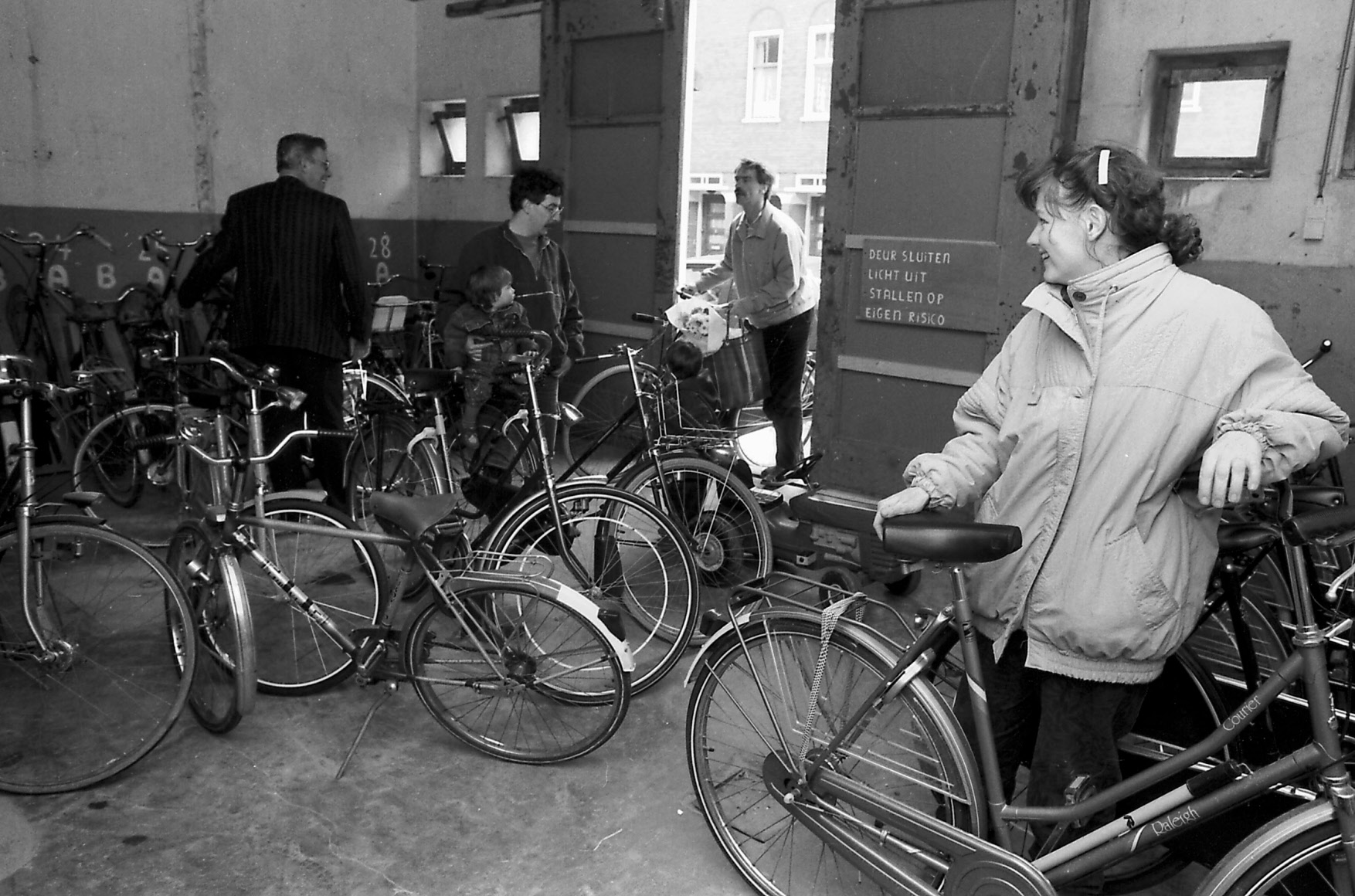 Foto uit archief van Erfgoed 's-Hertogenbosch uit 1988 door Felix Janssens. In voormalige stallen in het Veemarktkwartier hebben bewoners een fietsenstalling gemaakt.