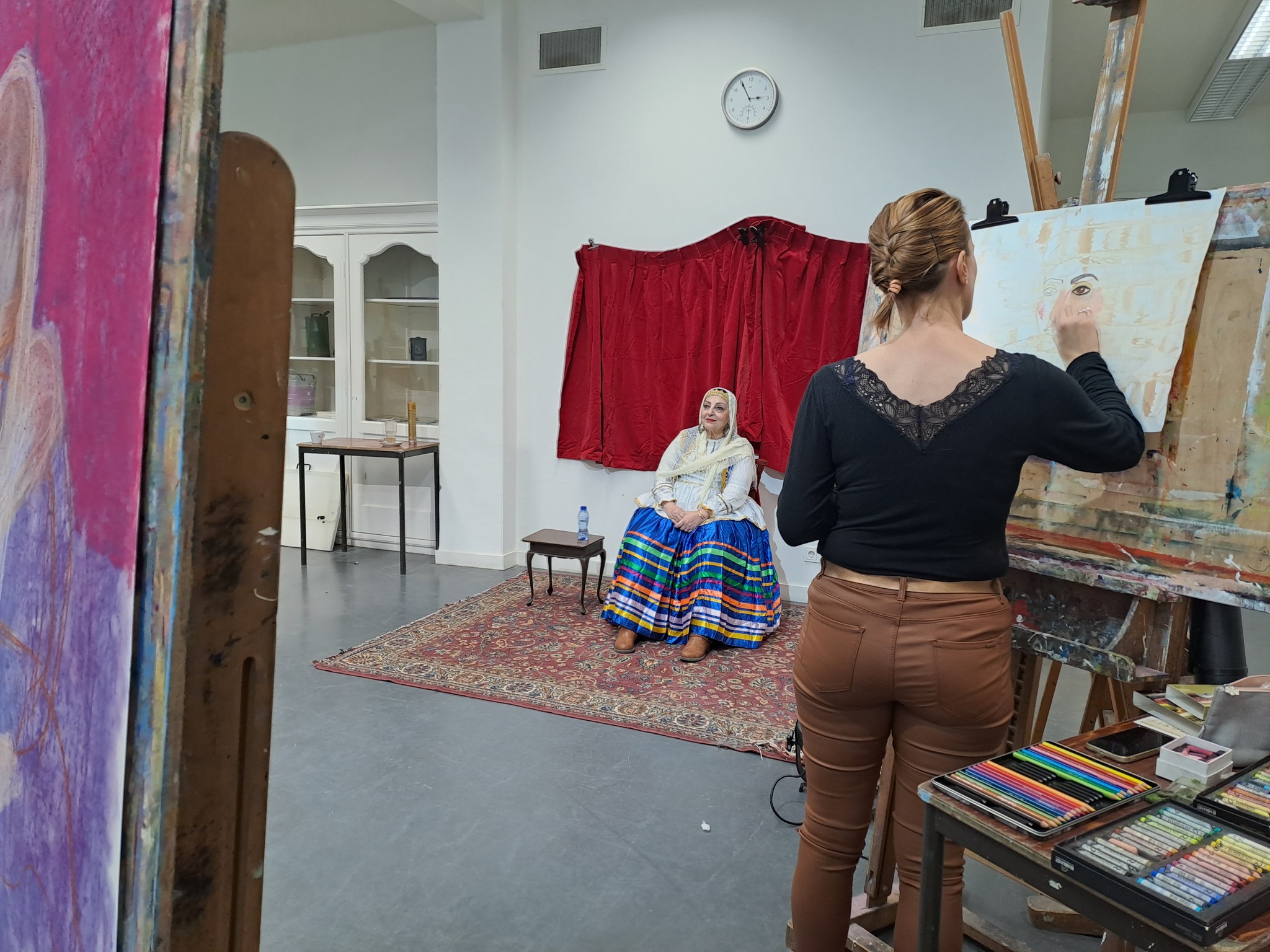 De Iraanse Maryam van de Boschveldwereldkeuken heb ik gevraagd te poseren bij mijn lessen portret/modeltekenen en schilderen bij Huis73 in Den Bosch. Ze had prachtige kleding aan uit Noord-Iran.