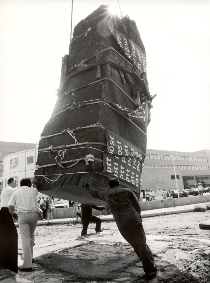 Het beeld ‘Pathos’ van de kunstenaar Sigudur Gudmundsson werd in 1987 geplaatst bij het PTTgebouw aan de Parallelweg in Den Bosch. Uit het archief van @erfgoedshertogenbosch