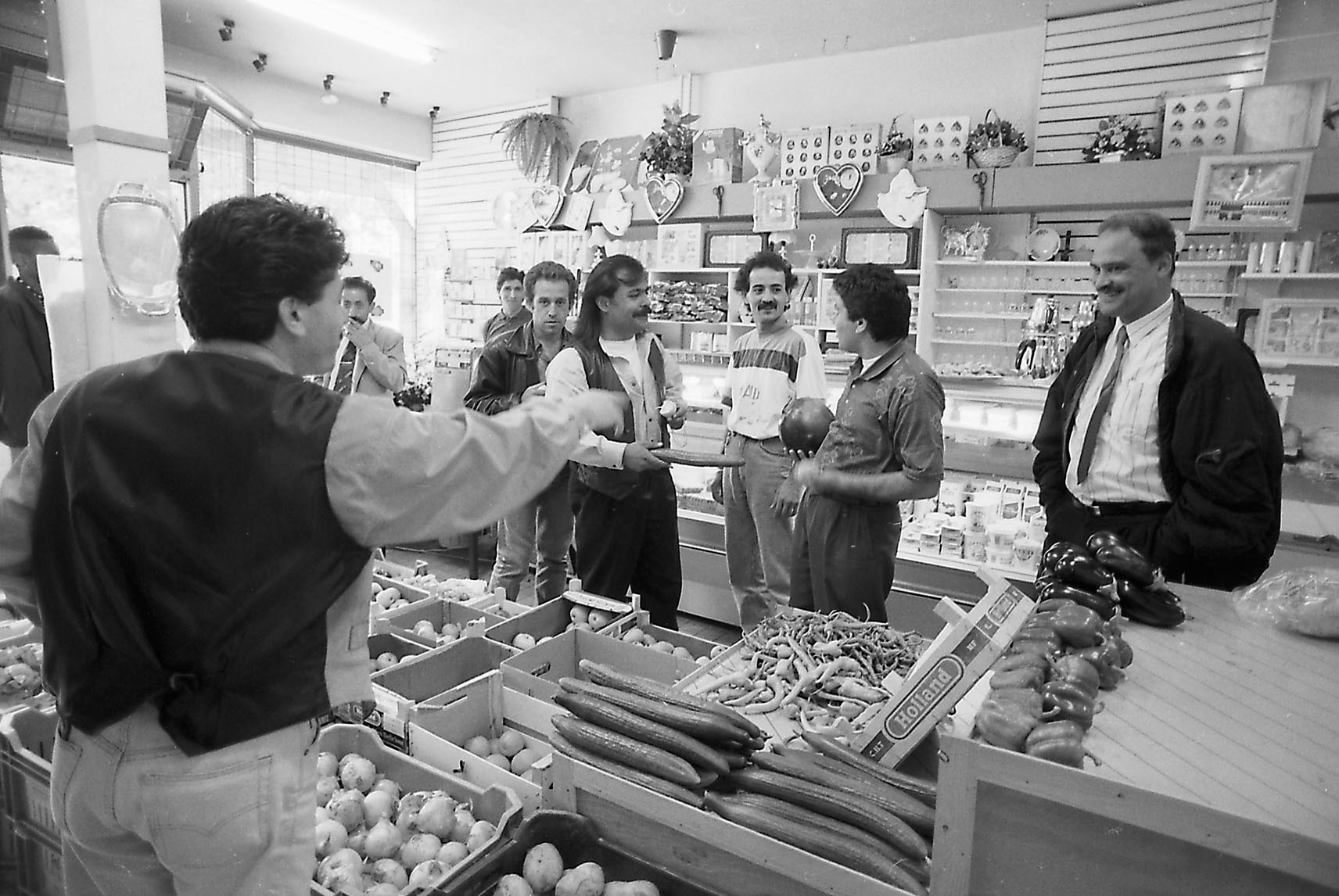 Turkse supermarkt 1993 in Boschveld winkelcentrum. Foto uit archief van Erfgoed s-Hertogenbosch