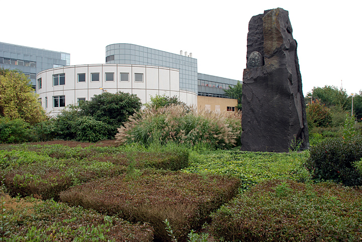 'Pathos' door Sigudur Gudmundsson, Graniet/brons, afmetingen: (doorsnede) 300 cm; hoogte 700 cm